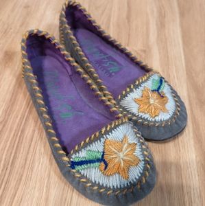 Blowfish Women's Gray Embroidered Flats